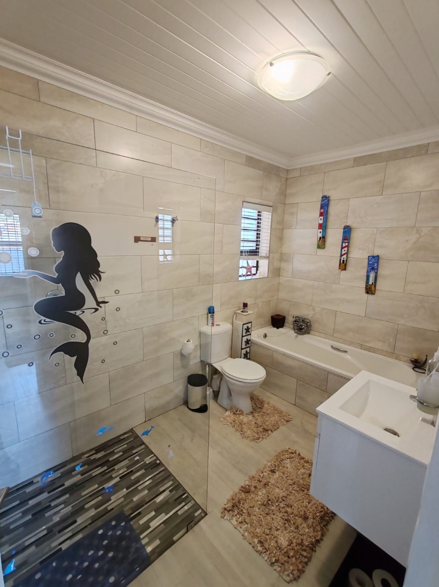 3 Bedroom Property for Sale in De Kelders Western Cape